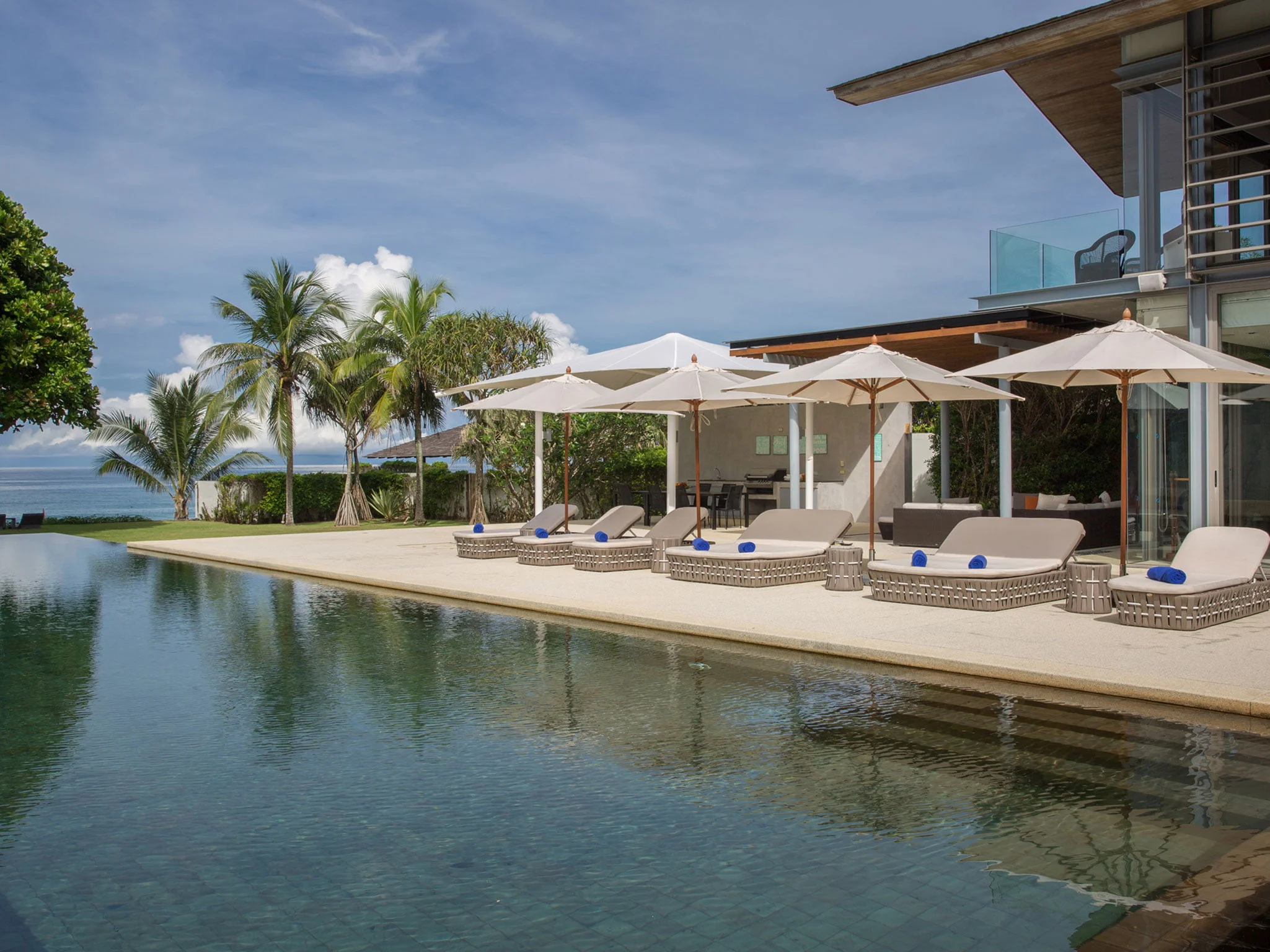 001 villa cielo sun beds by the pool