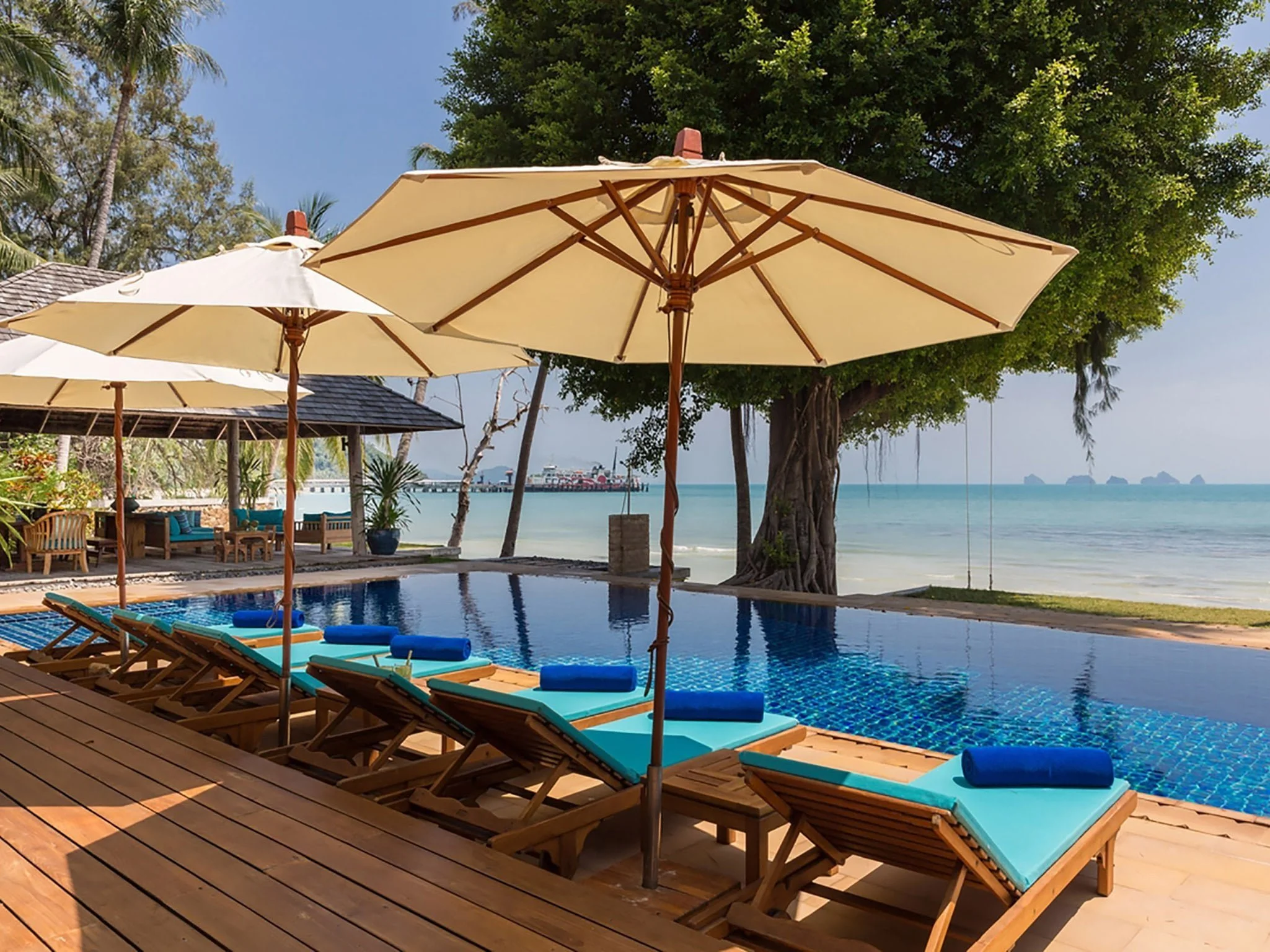 003 villa waimarie poolside sun loungers