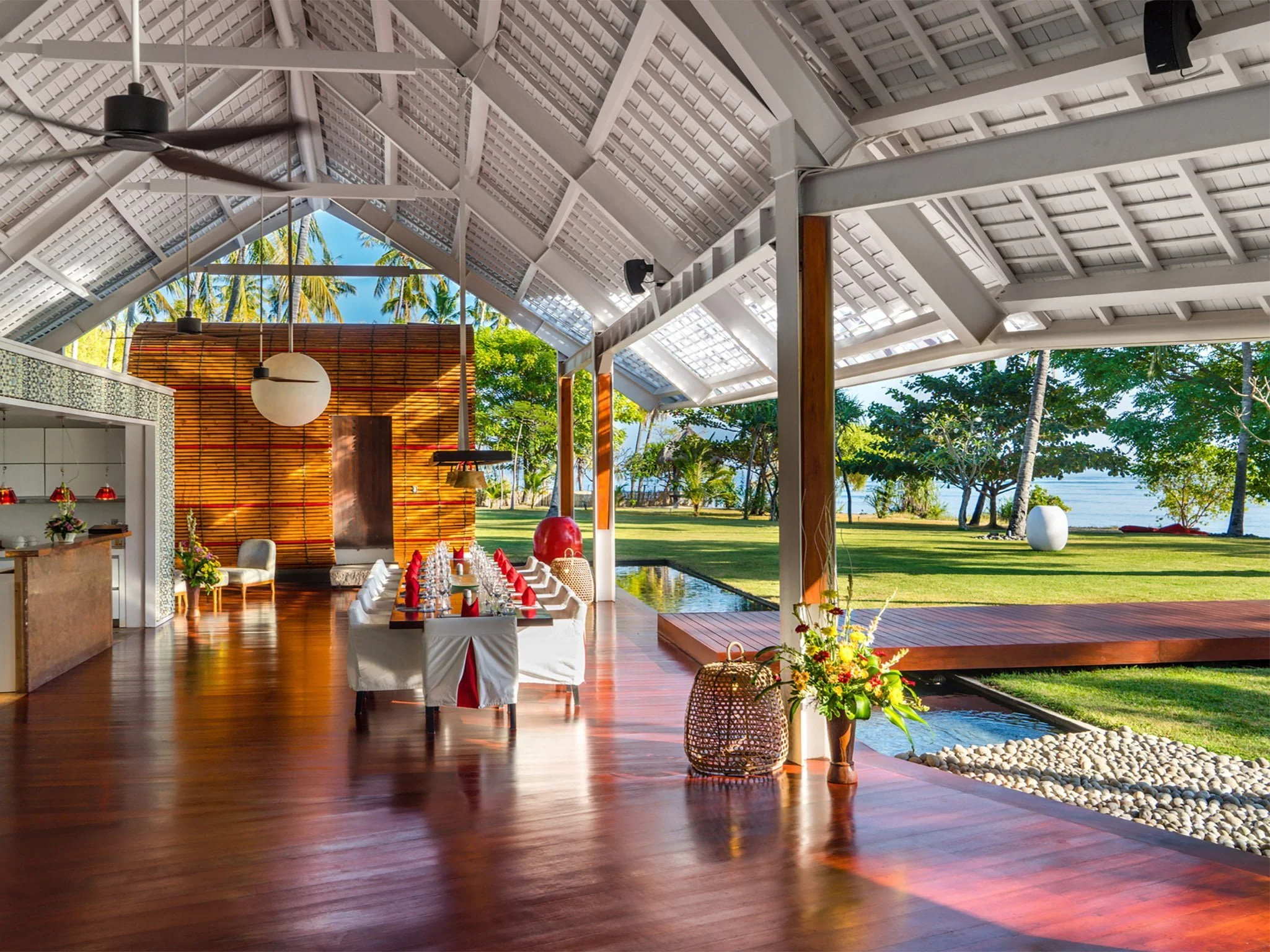 29. villa sapi dining area with view to sira beach
