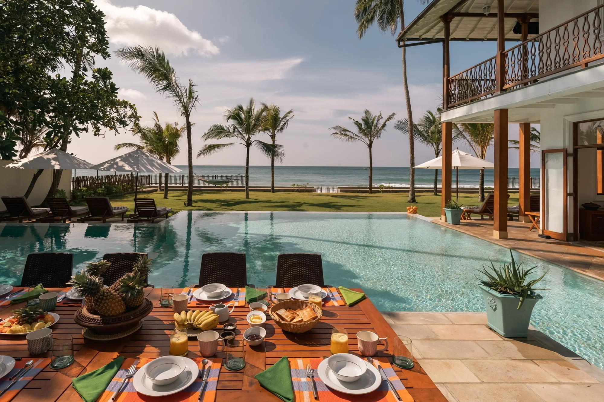 6 pool side dining 3