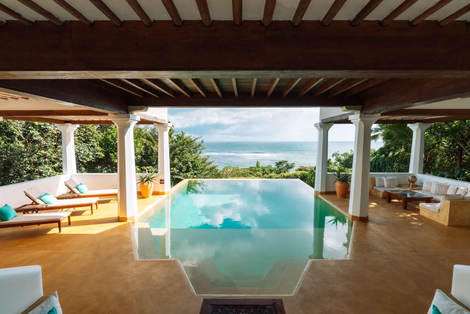 tropical studio â© 18