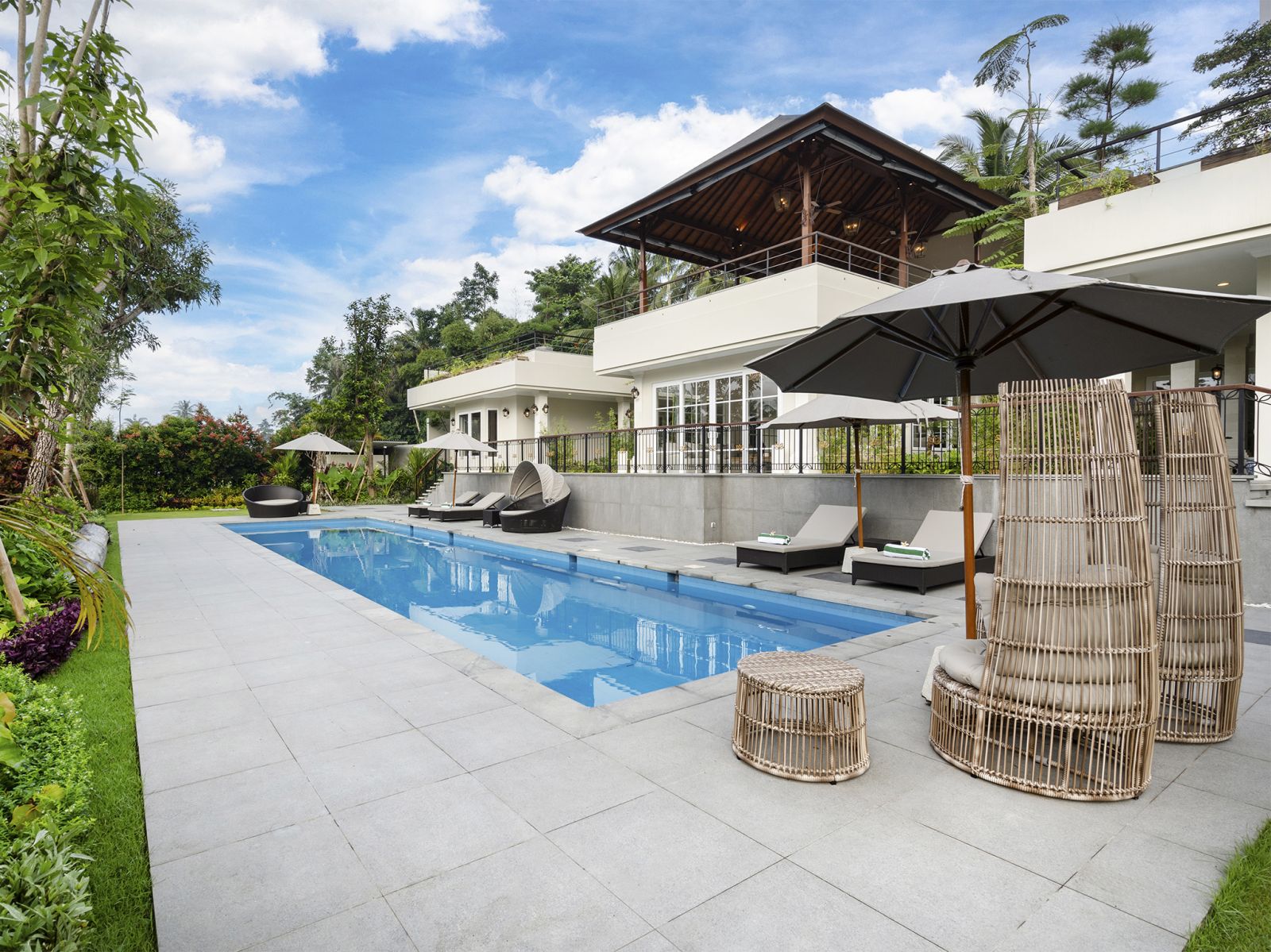 02 pala ubud villa sanghyang relaxing pool deck