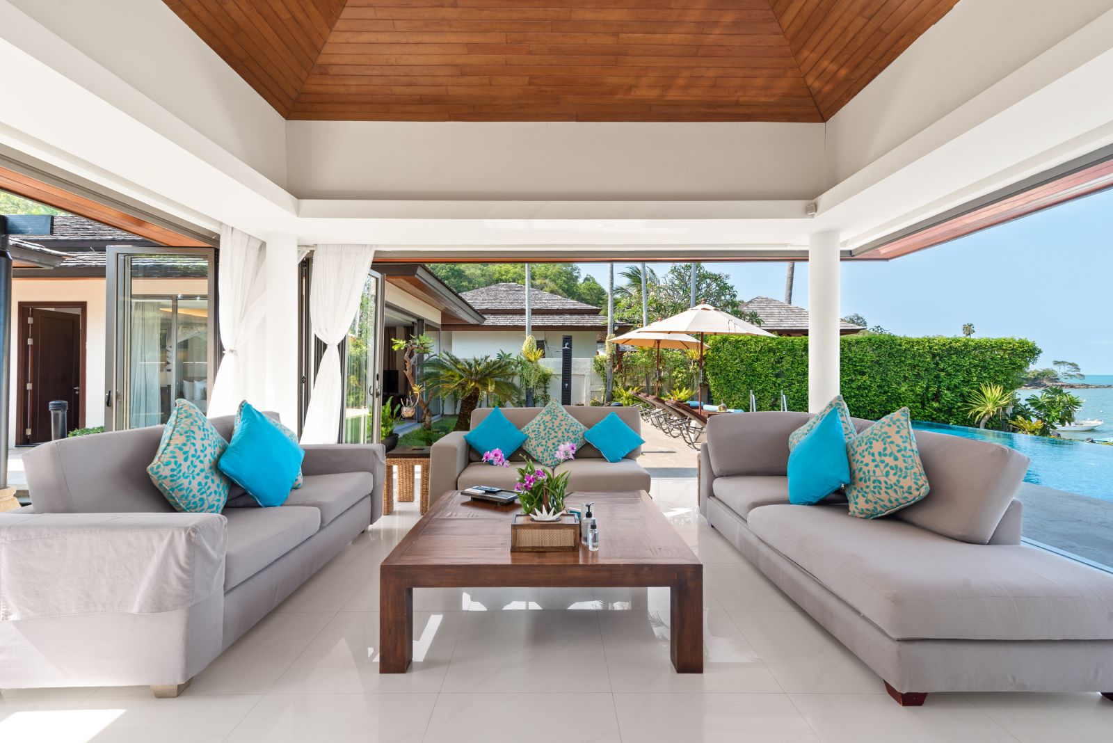 ineedphotos@outlook.com